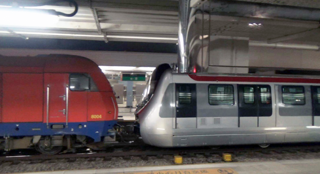 11 月 3 日（星期四）頭班車差不多開出前，工程人員就將首列「東西綫列車」，由八鄉車廠駛到大圍車廠