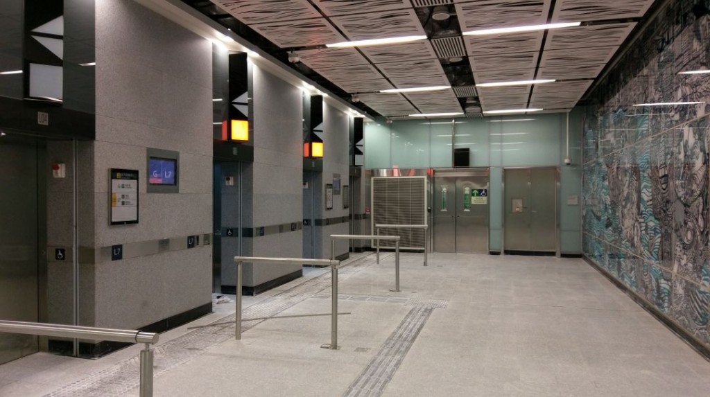 利東站的高運量升降機　High capacity lifts at Lei Tung Station